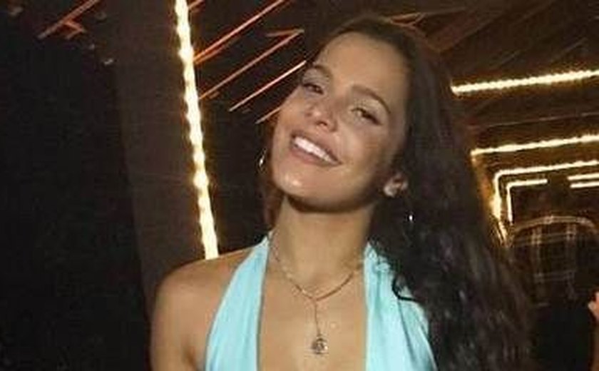 Ex-BBB Emilly é fotografada com barra da calça suja em evento e vira piada na web