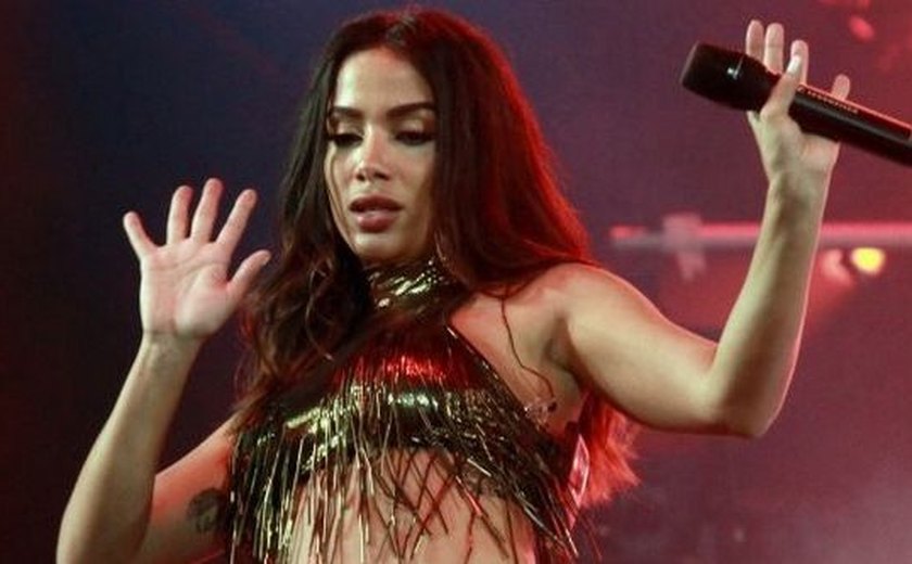 Anitta leva tombão no palco em show no interior de São Paulo