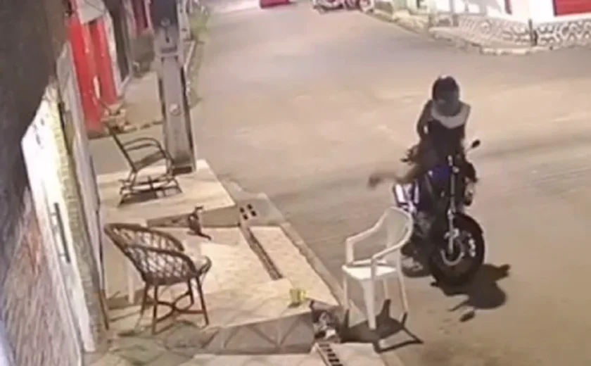 Duas mulheres são assaltadas na porta de casa por criminoso em motocicleta