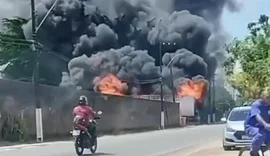 Incêndio atinge baú de caminhão no Salvador Lyra e mobiliza Corpo de Bombeiros