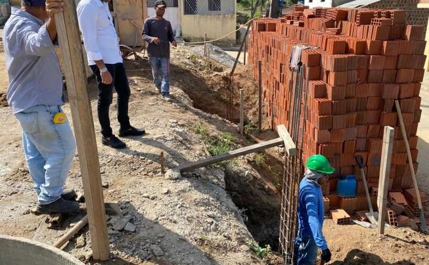 Prefeito de Santana do Mundaú vistoria obras do Centro Municipal de Educação Infantil