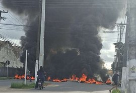 Moradores da Grota Santa Helena bloqueiam vias em protesto contra falta de energia elétrica