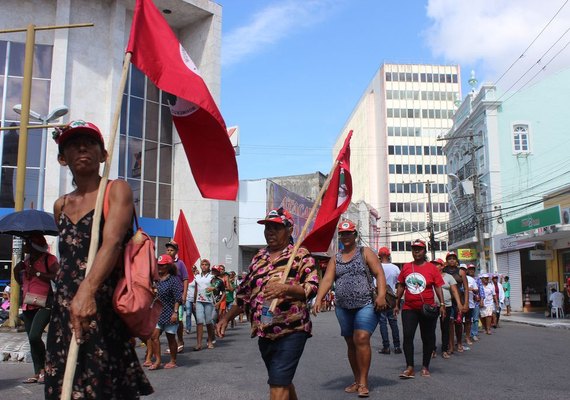 Camponesas realizam ato em defesa da Reforma Agrária em Maceió