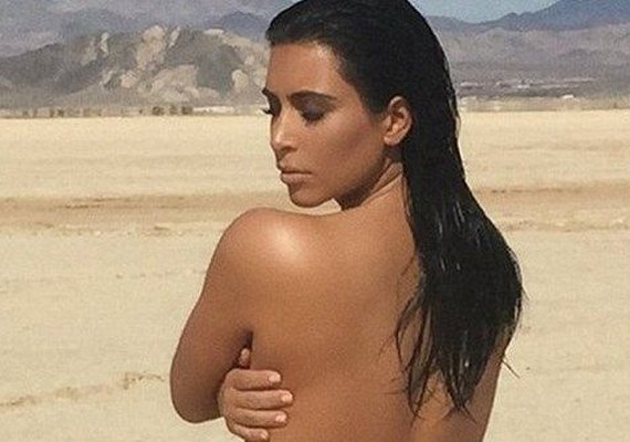 Kim Kardashian aparece em imagens inéditas de famoso ensaio nu no deserto