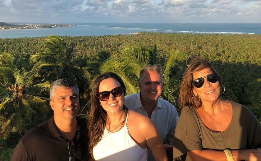 Glória Pires e Orlando Morais visitam pontos turísticos do litoral alagoano