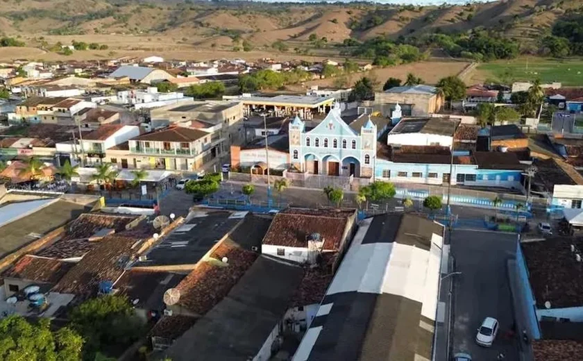 Homem ameaça familiares com facão durante surto em Maribondo