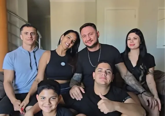 Quatro adultos e dois filhos: veja como vive família brasileira adepta ao poliamor