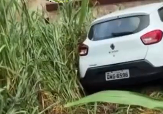 Carro capota na Ladeira da Moenda nesta madrugada