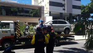 SMTT instala placa no final da tarde e guincha carro de moradores no início da manhã