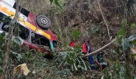 Passageiros sofreram queda de 90 graus em ribanceira