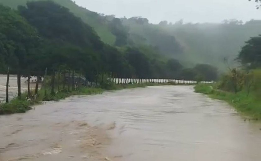 Vídeo: Várias cidades alagoanas registram transbordamento de rios e inundações