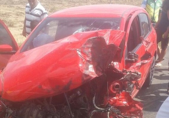 Carro e caminhão colidem e todos os ocupantes saem sem ferimentos