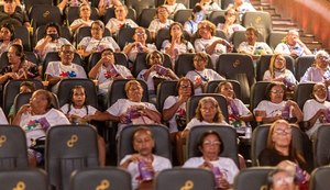 Prefeito JHC acompanha Cine Vovó com idosos atendidos pela Assistência Social