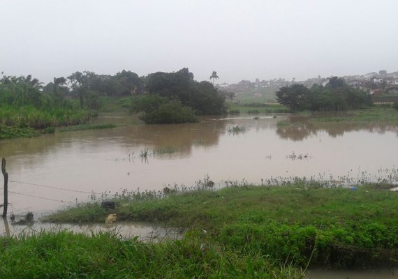 Rio Comandatuba transborda em Porto Calvo e alerta continua para 14 municípios