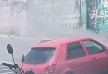 Carro pega fogo em Arapiraca e assusta motoristas e pedestres