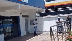 Dois homens são presos após tentarem golpe em agência bancária na Ponta Verde