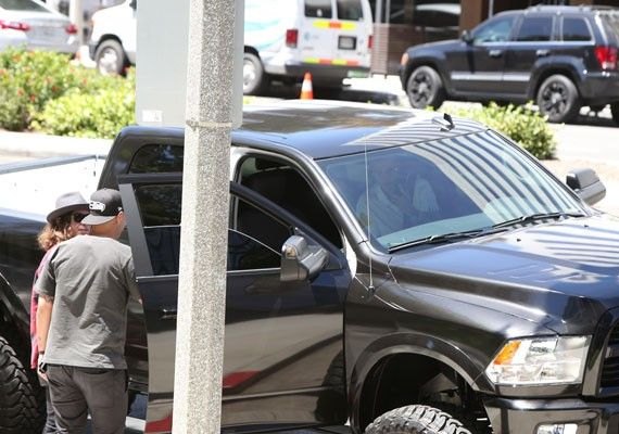 Justin Bieber não consegue fazer baliza e pede para homem estacionar caminhonete