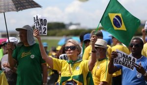 Manifestação em Brasília faz enterro simbólico da 'velha política'