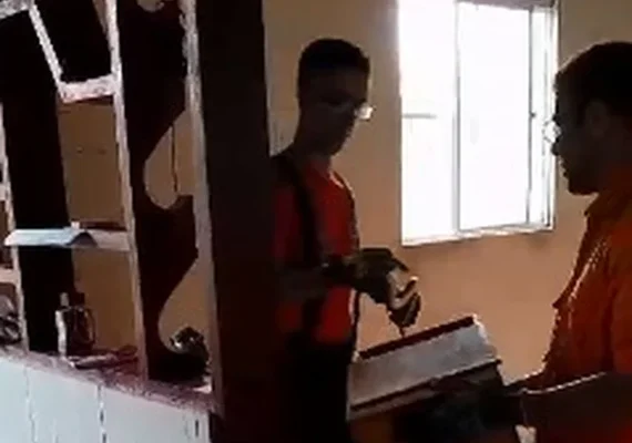 Vídeo: Bombeiros resgatam cobra que entrou em residência em Delmiro Gouveia