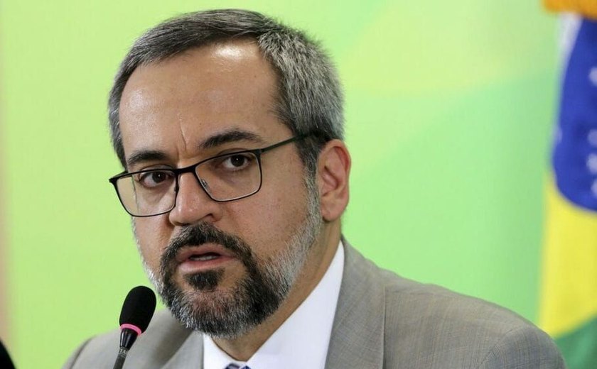 Antes de sair, Weintraub extingue cotas para negros e indígenas na pós-graduação