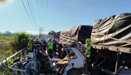 Cinco pessoas morrem em colisão entre carro e caminhão no interior de Santa Catarina