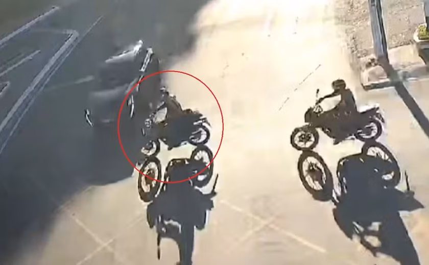 Motociclista fica ferido após carro avançar sinal vermelho em avenida de Maceió