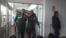 Chapecoense pousa em Porto Alegre após problemas com voo