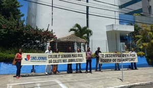 Jornalistas protestam na porta da OAM