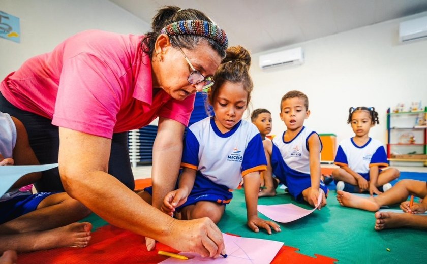 Gestão JHC amplia inclusão e garante mais 800 auxiliares de sala para estudantes da rede municipal