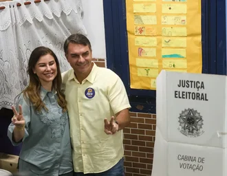 Ao votar no Rio de Janeiro, Flávio Bolsonaro diz que representa a mudança