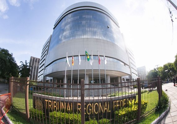 Decisão do presidente do TRF4, Thompson Flores, mantém Lula preso