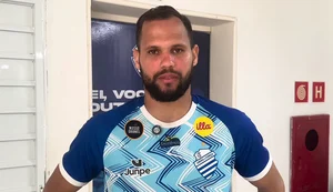 Alan James mira estreia pelo CSA em duelo decisivo contra o Uberlândia