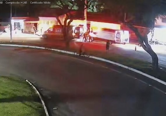 Videomonitoramento registra acidente de moto no Trapiche da Barra; suspeitos portavam arma de fogo