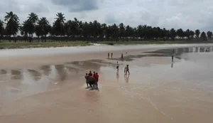 Imagem áerea dos Bombeiros mostra momento de retirada de vítima de afogamento do mar