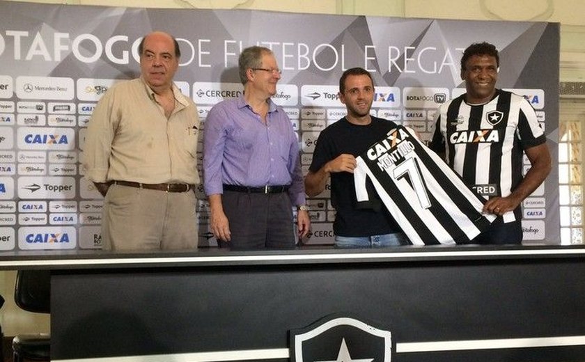 Argentino Montillo é apresentado no Botafogo com pompas para a torcida