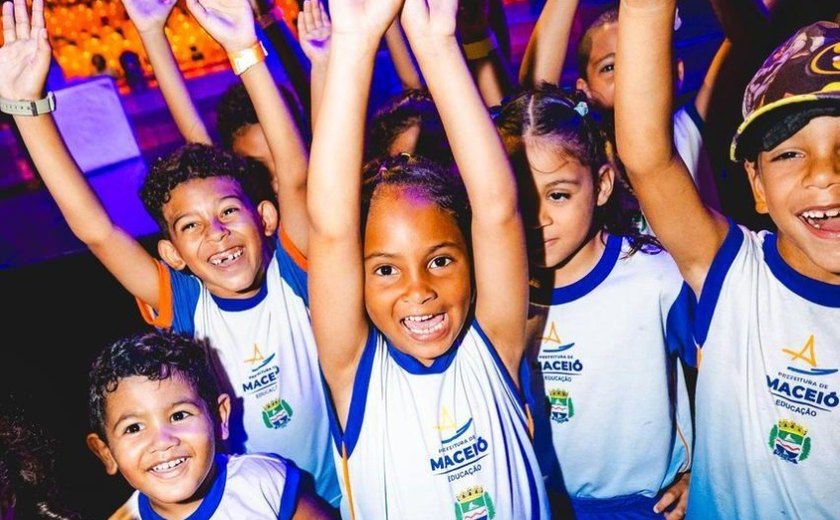 Ação leva crianças da rede pública municipal para dia de diversão no circo