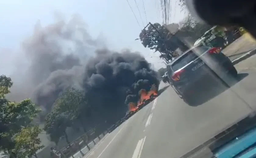 Funcionários do Veredas realizam novo protesto e bloqueiam trecho da Avenida Fernandes Lima