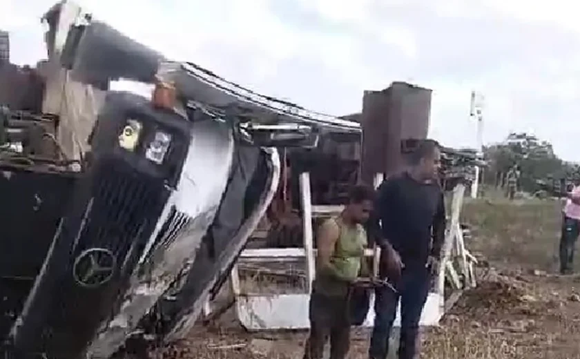 Caminhão com retroescavadeira capota e interdita trecho da AL-220 em Jaramataia