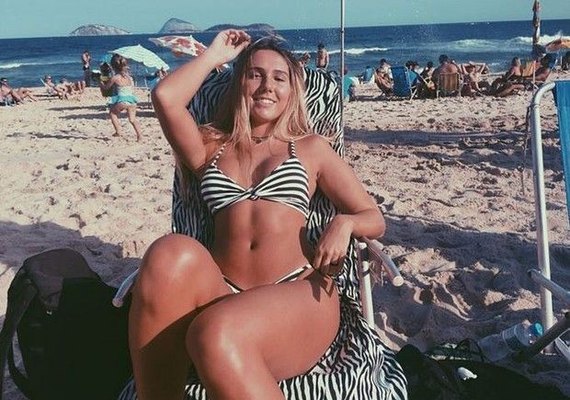 Carolina Portaluppi presenteia fãs com foto de biquíni na praia
