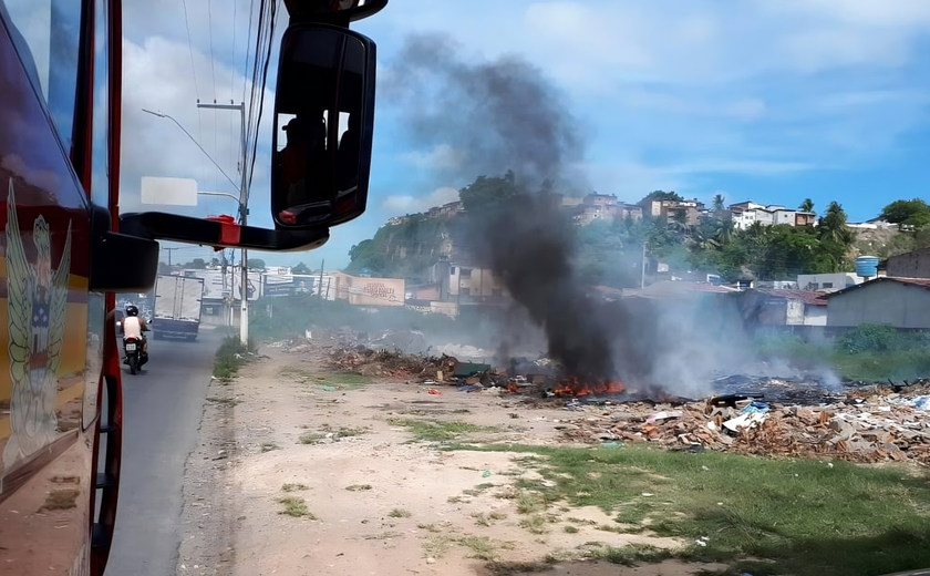 Princípio de incêndio em vegetação próxima ao Parque Municipal é controlado