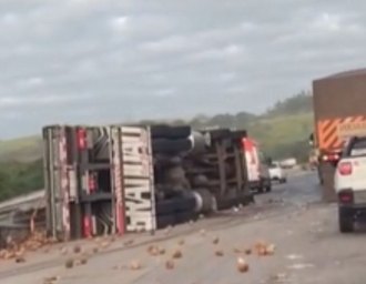 Motorista fica preso às ferragens e morre após caminhão tombar na BR-101