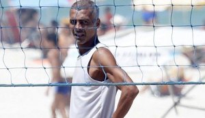 Romário joga futevolêi na praia e novo shape volta a chamar a atenção