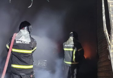 Corpo de Bombeiros combate incêndio em loja de eletrodomésticos em Arapiraca