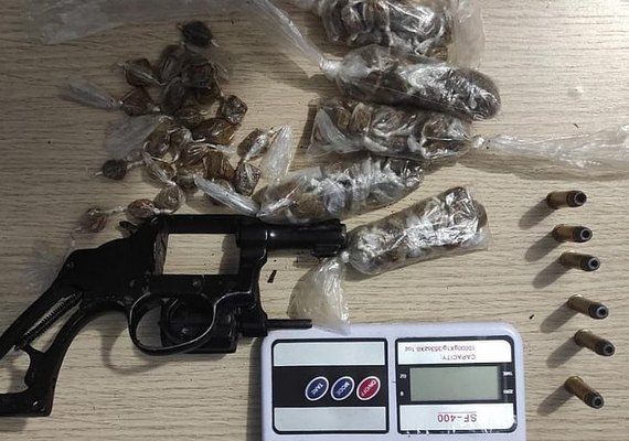 Adolescente de 17 anos é apreendido com arma, munições e drogas em Maceió