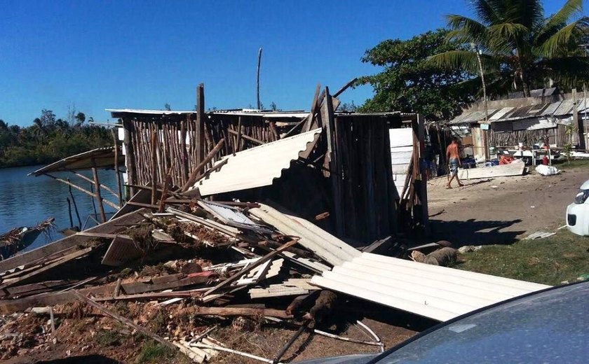 Barracas construídas em área de preservação da Massagueira são demolidas