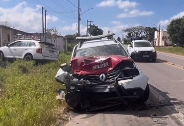 Colisão com viatura policial deixa dois PMs e condutor de veículo feridos