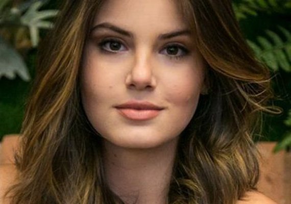 Camila Queiroz adota visual curto e iluminado e doa fios: 'Cabelo cresce'