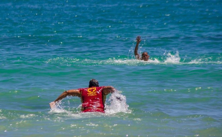 Guarda-vidas salvam pai e filho de afogamento na Praia do Francês