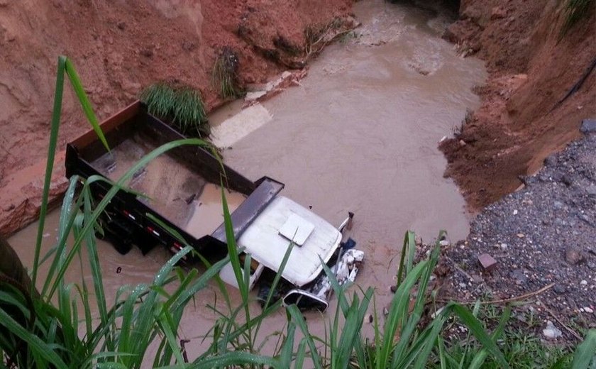 Quatro pessoas morrem após queda de caminhão em cratera em Minas Gerais