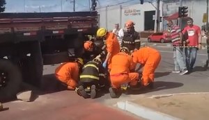 Motociclista fica preso às ferragens embaixo de caminhão após colisão